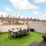 Solar Sanctuary- Skyline Balcony, City Centre, Three Floors, King Beds, Netflix And More!