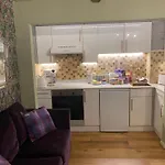 Quiet Lower Floor 2 Bed City Apartment With Private Patio Garden