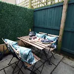 Bath Luxury City Centre 4 Bedroom Townhouse, Sleeps 8, Easy Parking, Private Courtyard Garden, By Empower Homes