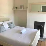 Spacious*Close To City*Parking*Dogs Allowed