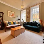The Pickwick House 2 Bedroom Free Parking