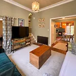 The Pickwick House 2 Bedroom Free Parking