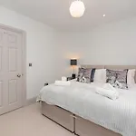 Pass The Keys Stylish 2-Bed Apartment In The Heart Of Bath.