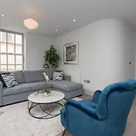 Pass The Keys Stylish 2-Bed Apartment In The Heart Of Bath.