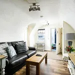Unique 1 Bedroom Apartment-Bath