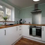 Cosy 1 Bedroom Flat - Minutes Walk To The Train Station -Ideal For Contractors - Business - Family