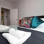 Cosy 1 Bedroom Flat - Minutes Walk To The Train Station -Ideal For Contractors - Business - Family