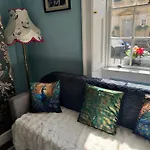City Centre - Rivers Street, Quiet 2 Bed Ground Floor Georgian Garden Apartment
