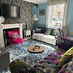 City Centre - Rivers Street, Quiet 2 Bed Ground Floor Georgian Garden Apartment