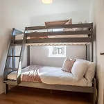 Modern 3 Bedroom House With Parking