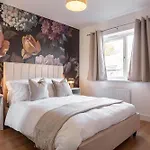 Modern 3 Bedroom House With Parking