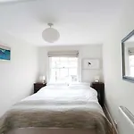 Stylish Three Bedroom Apartment In Heart Of City