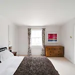 Stylish Three Bedroom Apartment In Heart Of City