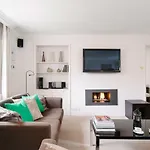 Stylish Three Bedroom Apartment In Heart Of City