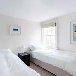 Stylish Three Bedroom Apartment In Heart Of City