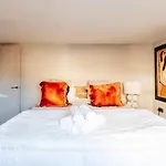 Stunning Central Bath Apartment