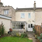Churchill House - Two Bedrooms - Street Parking - Garden