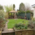 Churchill House - Two Bedrooms - Street Parking - Garden