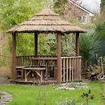 Churchill House - Two Bedrooms - Street Parking - Garden