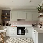 Vesta Central Bath Apartment