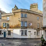 Stylish & Spacious City Center Georgian Townhouse