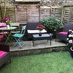 City Centre - Rivers Street, Quiet 2 Bed Ground Floor Georgian Garden Apartment