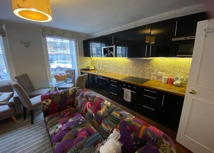 City Centre - Rivers Street, Quiet 2 Bed Ground Floor Georgian Garden Apartment