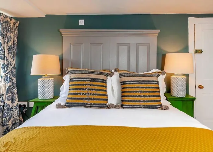 Top Floor 2 Bed Georgian Apartment In Central Bath