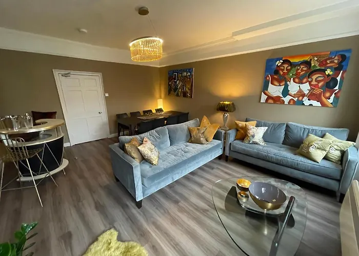 Impeccable 4-Bed Apartment In Bath