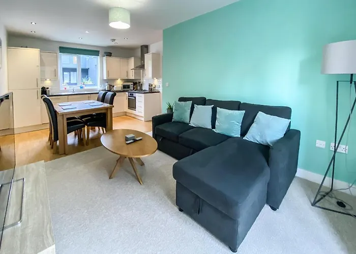 Beautiful, Contemporary 3 Bedroom Apartment