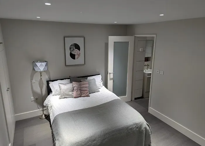 Basement Apartment In Central Bath