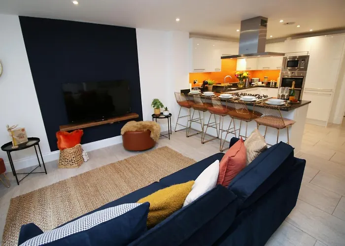 Bath Luxury City Centre 4 Bedroom Townhouse, Sleeps 8, Easy Parking, Private Courtyard Garden, By Empower Homes