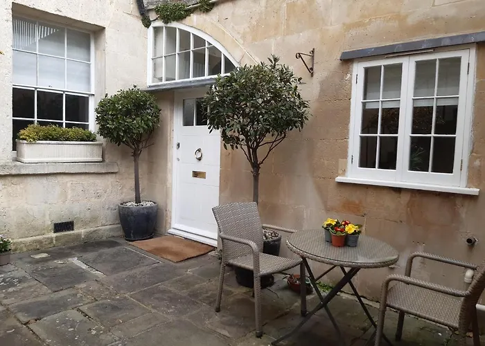 Royal Crescent Courtyard Apartment
