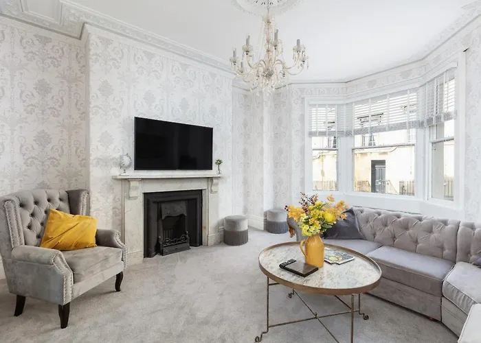 5 Bedroom Magnificent Georgian Townhouse- City Centre