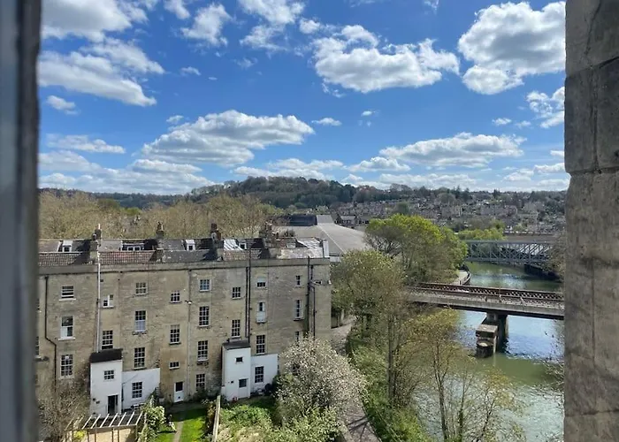 Crescent Penthouse With Stunning Views And Free Parking