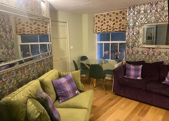 Quiet Lower Floor 2 Bed City Apartment With Private Patio Garden
