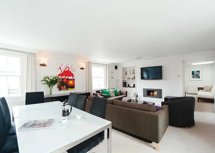 Stylish Three Bedroom Apartment In Heart Of City
