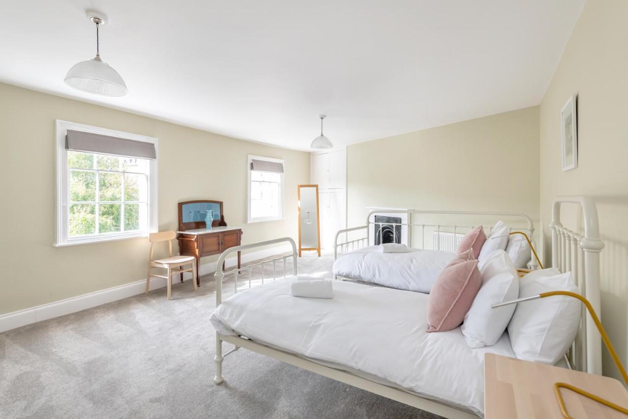 Spacious Maisonette With Parking - 10 Mins Walk From Abbey - 2 Bed & 2 Apartment Bath