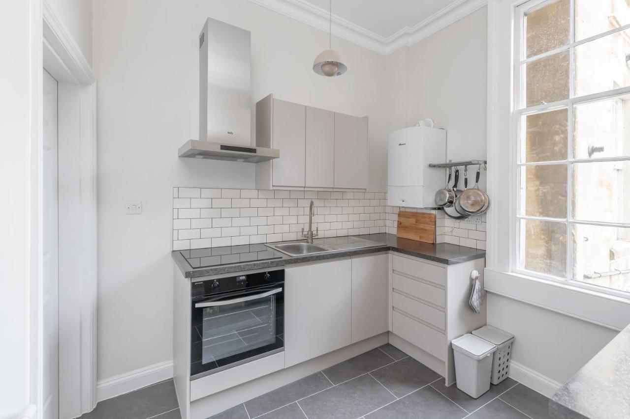 Spacious Maisonette With Parking - 10 Mins Walk From Abbey - 2 Bed & 2 Apartment Bath