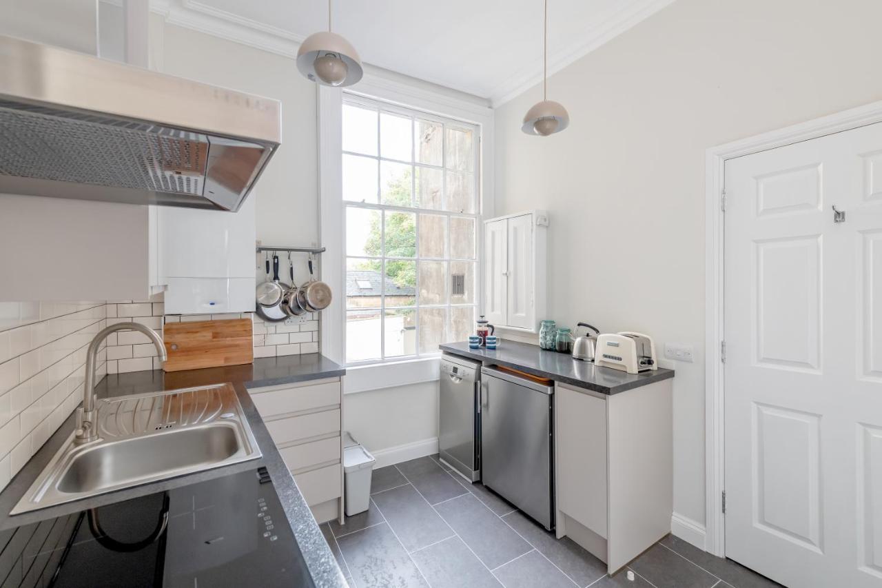 Spacious Maisonette With Parking - 10 Mins Walk From Abbey - 2 Bed & 2 *