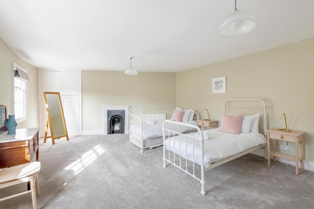Spacious Maisonette With Parking - 10 Mins Walk From Abbey - 2 Bed & 2 Bath