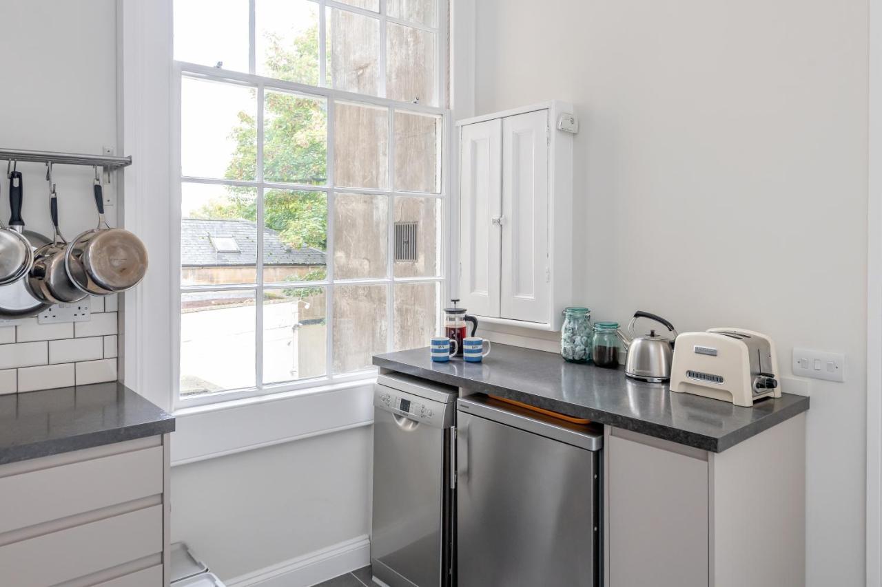 Apartment Spacious Maisonette With Parking - 10 Mins Walk From Abbey - 2 Bed & 2