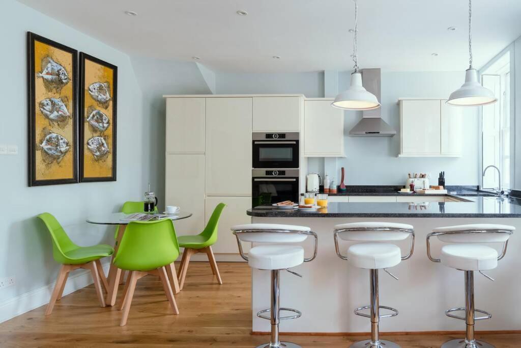 Beautiful Apartment, Incredible Central Location Bath