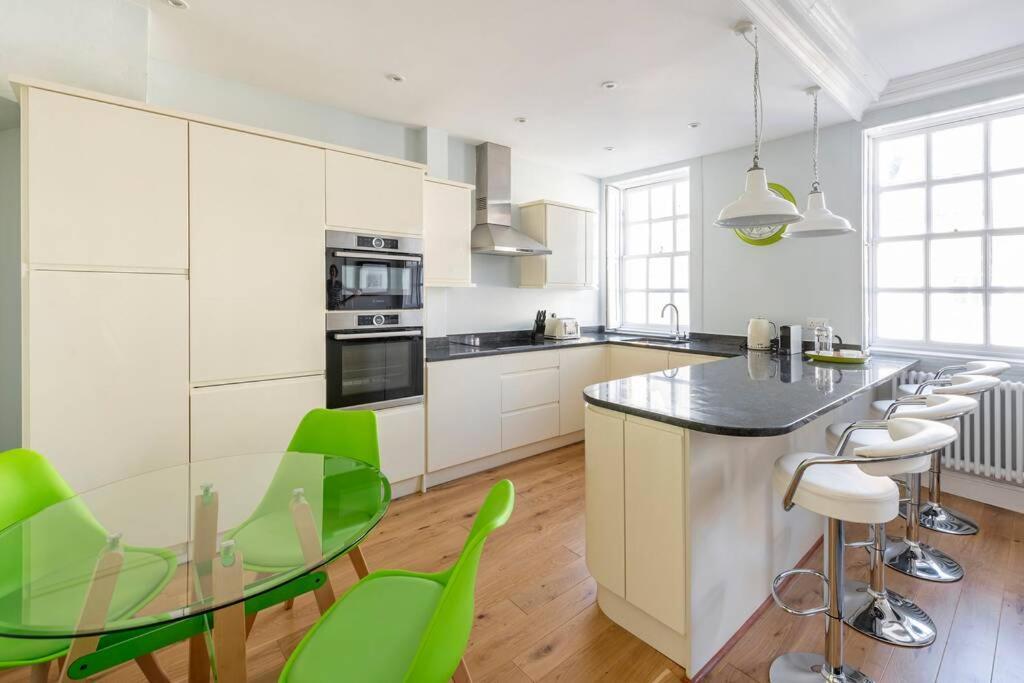 Beautiful Apartment, Incredible Central Location Bath