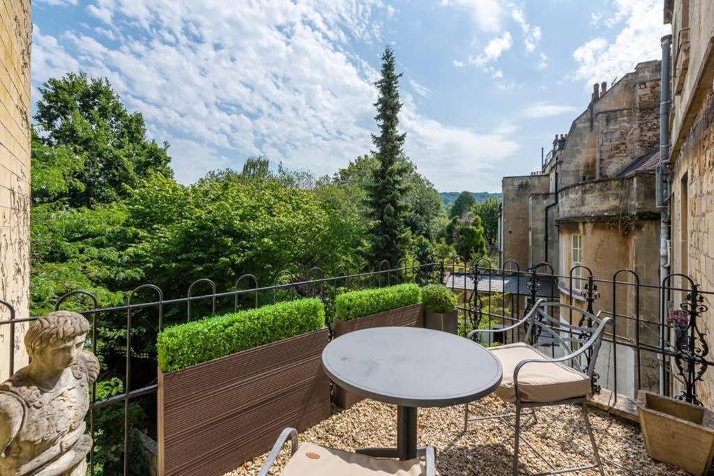 Beautiful Studio With Private Outside Terrace * Bath