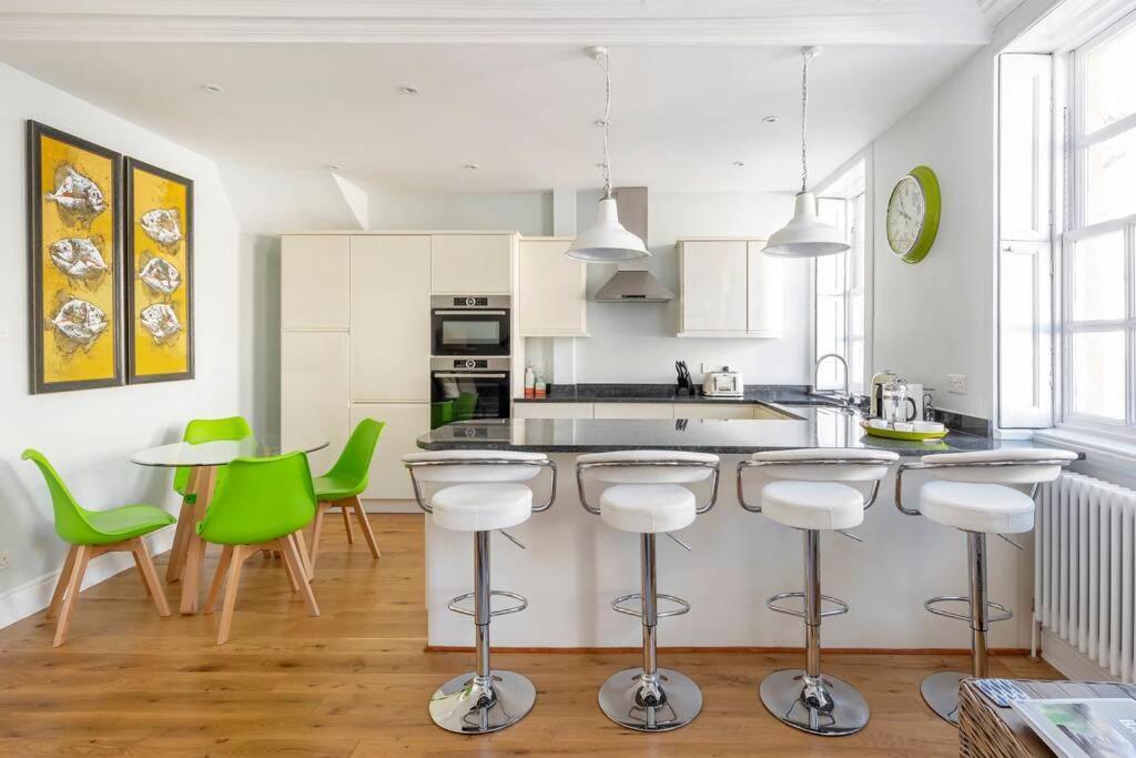 Beautiful Apartment, Incredible Central Location Apartment Bath