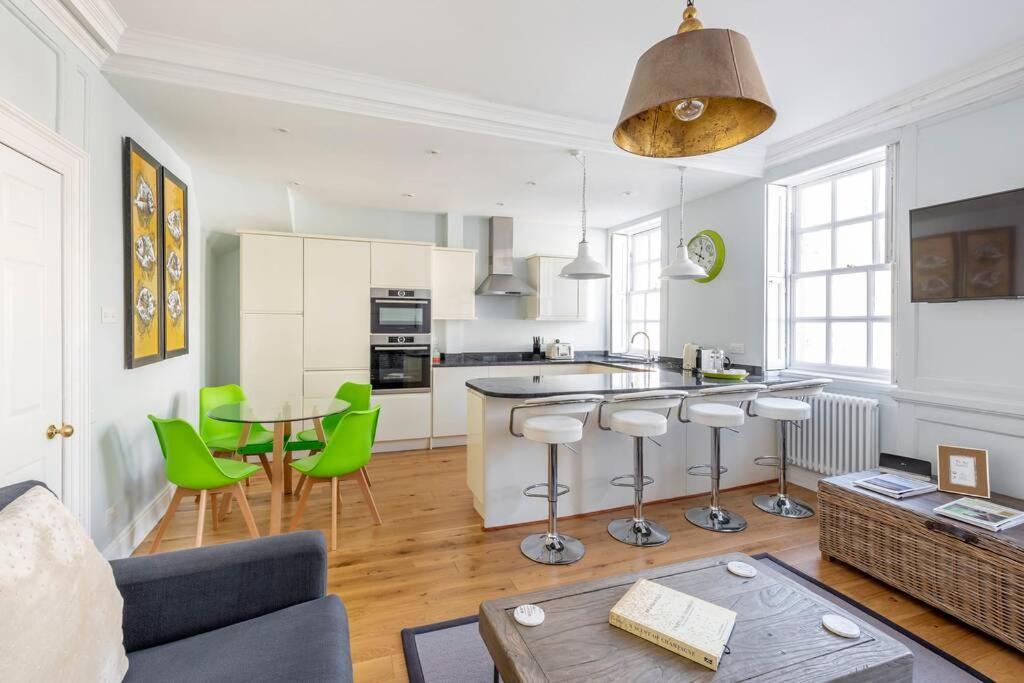 Beautiful Apartment, Incredible Central Location * Bath