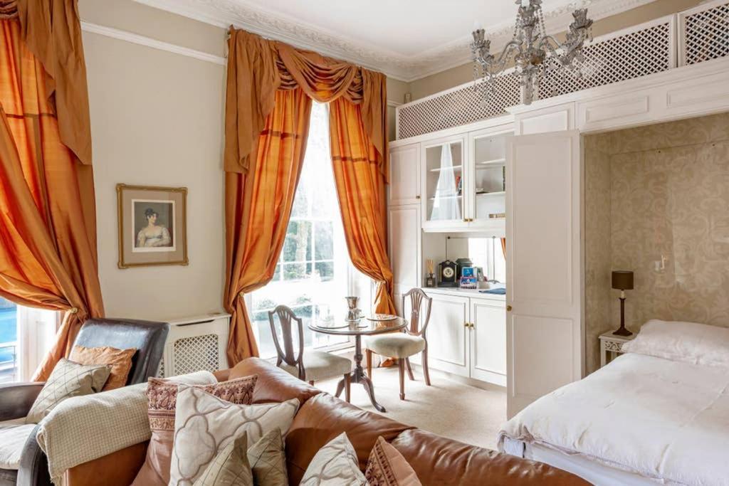Beautiful Studio With Private Outside Terrace Bath