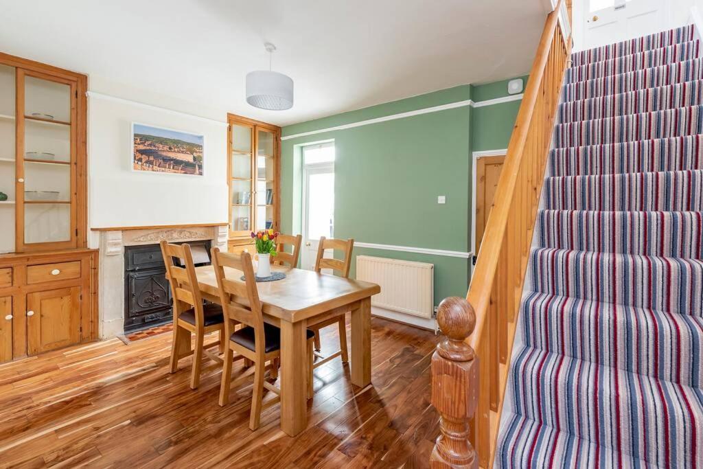 Spacious House - 2 Double - Street Parking - Garden *