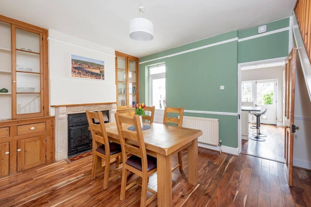 Spacious House - 2 Double - Street Parking - Garden Bath